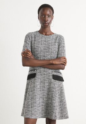 A LINE DRESS WITH ZIPPER FLAP POCKET DETAIL - Strickkleid - black/cream