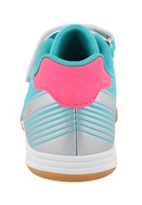 Blaue Sportschuh mit pinkem Fersenakzent, silbernen Seiten und strukturiertem Design. Mit einem Klettverschlussriemen und Gummisohle ausgestattet.