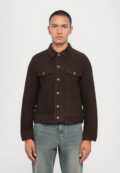 Veste en denim marron avec un col, des poches avant et des boutons argentés ; design ajusté, tissu texturé et longueur cropped.