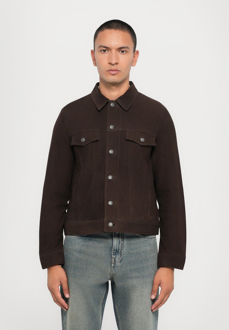 Veste en denim marron avec un col, des poches avant et des boutons argentés ; design ajusté, tissu texturé et longueur cropped.