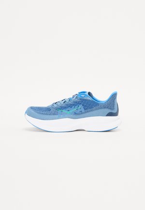 Scarpa da corsa azzurro chiaro con tomaia in mesh, suola bianca e dettagli blu. Presenta una linguetta e un tallone imbottiti per comfort e supporto.