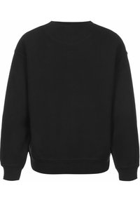 Černá mikina, kulatý výstřih, dlouhé rukávy, žebrované manžety a spodní lem, vyrobená z měkkého materiálu, bez viditelných grafik nebo vzorů na zadní straně.