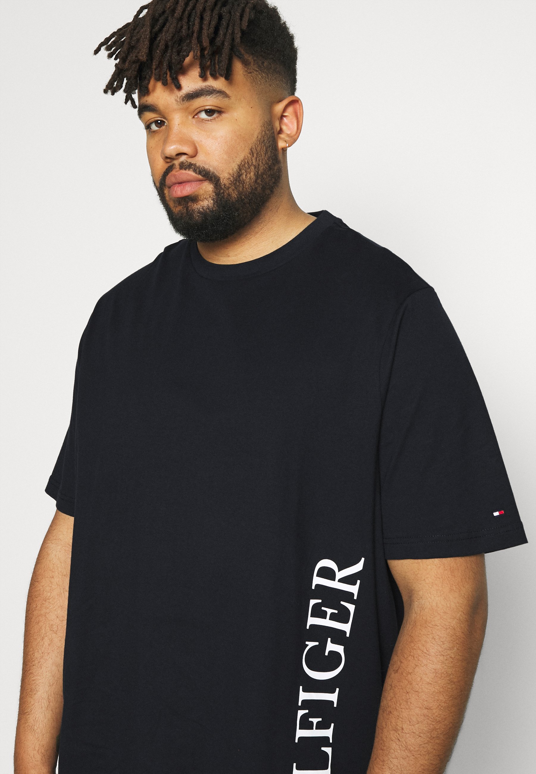 tommy hilfiger small logo t shirt