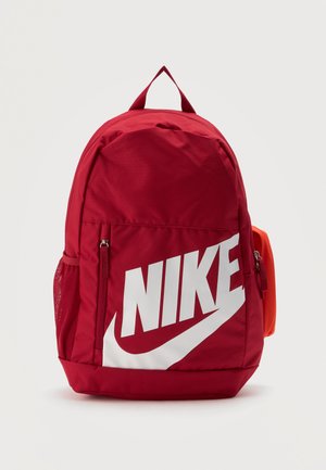 Sac à dos Nike rouge avec grand logo blanc, poche zippée à l'avant, poche latérale en mesh et petite pochette orange fixée sur le côté droit.