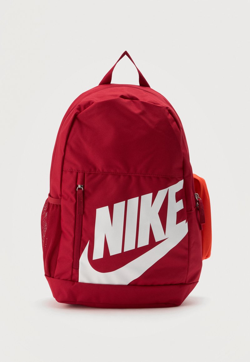 Κόκκινο σακίδιο πλάτης Nike με μεγάλο λευκό λογότυπο, μπροστινή τσέπη με φερμουάρ, πλαϊνή τσέπη με δίχτυ και μικρή πορτοκαλί θήκη δεξιά.