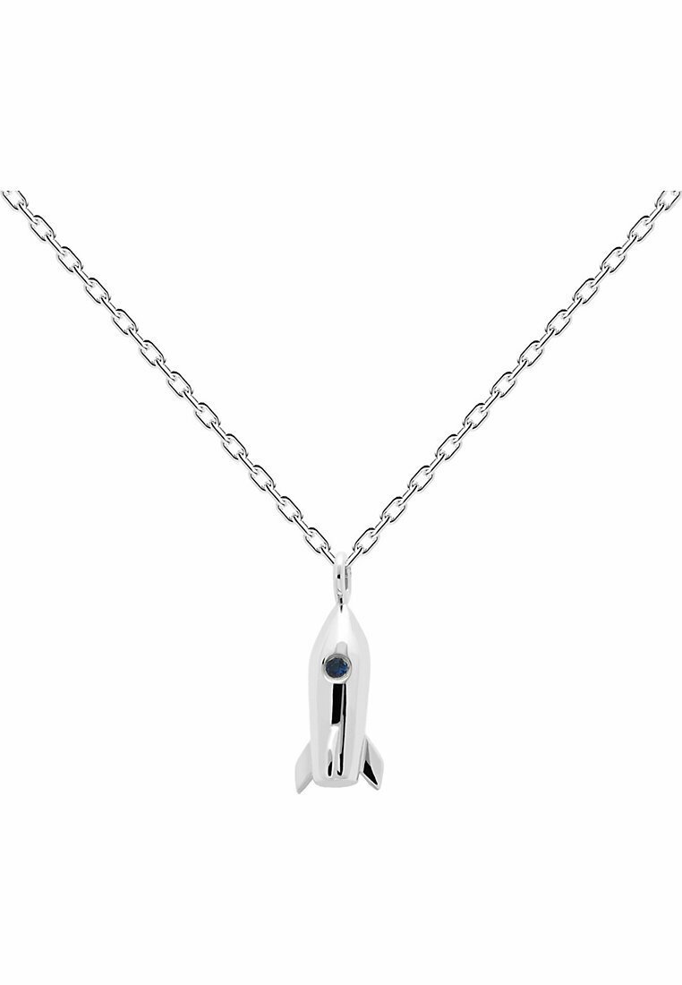 Pendente a forma di razzo in argento su una collana a catena, con un accento di pietra blu. Texture liscia con una finitura lucida.