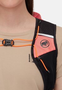 Gilet da corsa nero con dettagli arancioni, tessuto a rete, cordini elastici, pannello rosa con motivo a griglia, con logo sul lato.