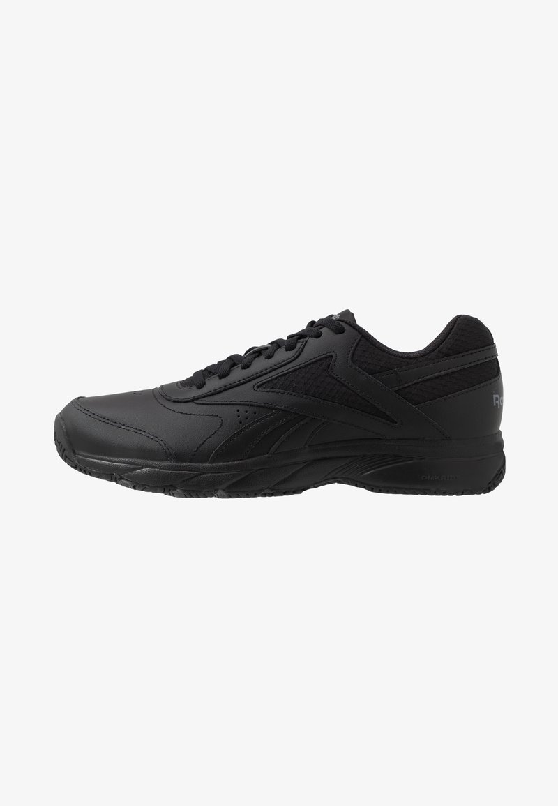 Chaussure de sport noire avec un dessus synthétique lisse, des accents en maille texturée, des lacets plats et une semelle en caoutchouc avec un motif de traction pour une bonne adhérence.