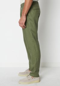 Marc O'Polo OSBY PLEATS - Chinos - olive