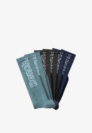 Drei Paar Bench Marken-Crewsocken in Türkis, Schwarz und Marineblau, fächerförmig auf weißem Hintergrund angeordnet.