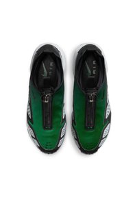 Zielono-czarne buty sportowe z zamkiem błyskawicznym, wyraźnym systemem amortyzacji powietrzem oraz teksturowanymi detalami na podeszwie i cholewce.