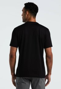 Zwarte t-shirt met korte mouwen en een ronde hals, met een gladde textuur en een aansluitend ontwerp. Geen zichtbare patronen of logo's. Gezicht vanaf de achterkant.