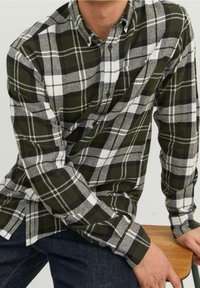 Camicia a quadri verde e grigia con bottoni e maniche lunghe, caratterizzata da un colletto classico e un sottile contrasto nella texture del tessuto.