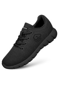 Baskets de sport noires avec une tige en feutre doux, un laçage à l'avant et une semelle en caoutchouc texturé. Présentent un logo subtil sur le côté.