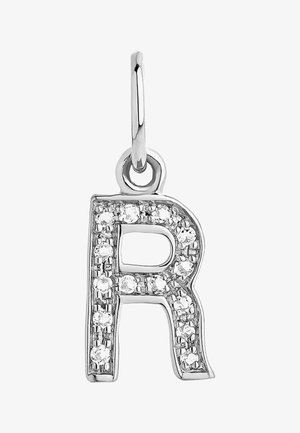 Charm de letra "R" en tono plateado, adornado con cristales transparentes, con un acabado pulido y un lazo para su sujeción.