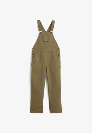 Salopette en coton vert olive avec bretelles réglables, poches avant et quincaillerie en métal. Présente un logo en patch sur la poitrine.