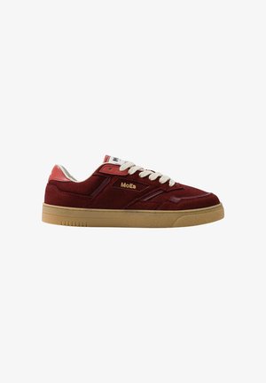 Bordeaux suède sneaker met een rubberen gumzool, witte veters en branding aan de zijkant. Heeft een laag ontwerp en een gevoerde kraag.