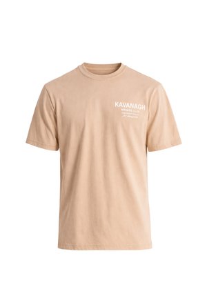 Camiseta beige de manga corta con cuello redondo y texto blanco "KAVANAGH WINNERS CLUB" en la parte superior izquierda del pecho.