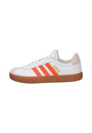 Weiße Sneaker mit orangefarbenen Streifen, beigem Absatz, Gummisohle, runder Zehenpartie und strukturiertem Material. Mit prominentem Markenlogo an der Seite.