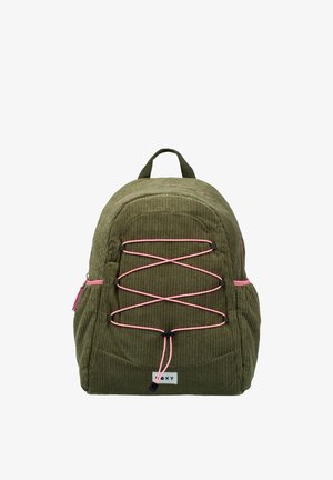 Groene corduroy rugzak met roze elastische voorveters, roze ritsaccenten, zijzakken en een klein wit merklabetje onderaan.