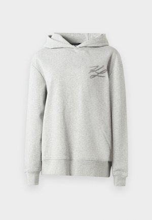 Sudadera con capucha de color gris claro, de manga larga y con un pequeño logo negro bordado en el lado izquierdo del pecho.