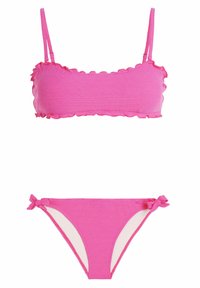 Rožinė raukšlėta bikini komplektas su bandeau viršumi, turinčiu banguotas kraštus ir reguliuojamus petnešėles, derinama su žemai įtaisytais apatiniais, turinčiais mazgo šoninius akcentus.
