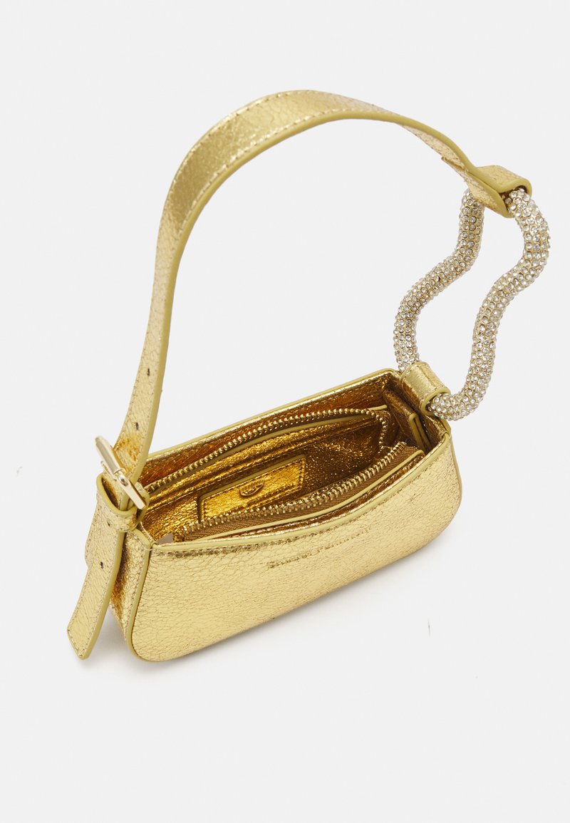 Goldene Lederhandtasche mit strukturiertem Finish, ausgestattet mit einem gebogenen Griff, der mit Strasssteinen verziert ist, Reißverschluss und einer kompakten rechteckigen Form.
