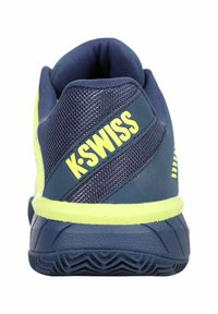 Marineblauer Sportschuh mit gelben Akzenten, ausgestattet mit einem strukturierten Mesh-Obermaterial, gepolstertem Schaft und einer profilierten Gummisohle für besseren Halt.
