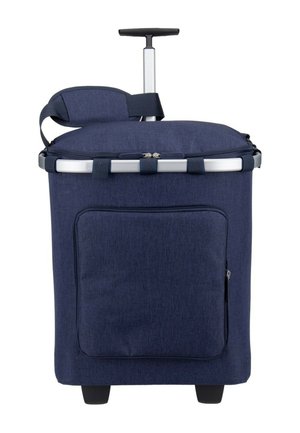 Blauer Stoff-Kühltasche mit vorderer Reißverschlusstasche, silbernem Teleskopgriff und zwei schwarzen Rädern vor weißem Hintergrund.