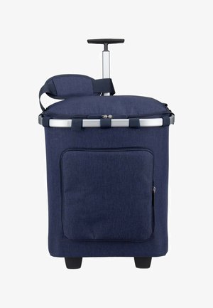 Blauer Stoff-Kühltasche mit vorderer Reißverschlusstasche, silbernem Teleskopgriff und zwei schwarzen Rädern vor weißem Hintergrund.