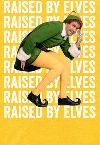 Persona en un disfraz de elfo verde con borde blanco, mallas amarillas y zapatos negros, posando frente a un fondo amarillo con texto repetido.