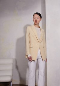 Não selecionado, butter yellow