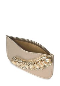 Clutch metálico dorado con un diseño curvado que presenta una fila de piedras preciosas claras y doradas en el frente. El interior está forrado en tela beige.