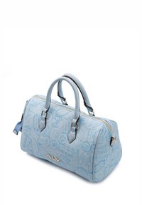 Sac à main bleu clair avec un motif de ticket estampé, double anses, hardware doré et fermeture éclair. Conçu en matériau lisse.