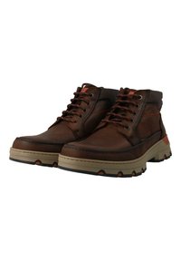 Botas de tobillo de cuero marrón con suelas de goma negra, acentos naranjas y cordones marrones. Presenta un upper texturizado y un cuello acolchado.