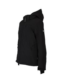 Fekete kapucnis softshell dzseki elülső cipzárral, cipzáras oldalsó zsebekkel, állítható csuklópántokkal és logópatccsal a bal ujjon.