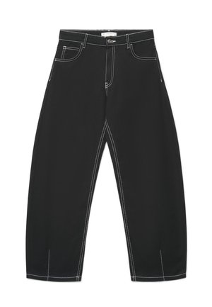 Pantaloni neri a gamba larga con vita alta, cuciture bianche a contrasto, tasche frontali, passanti per cintura e chiusura con bottone.