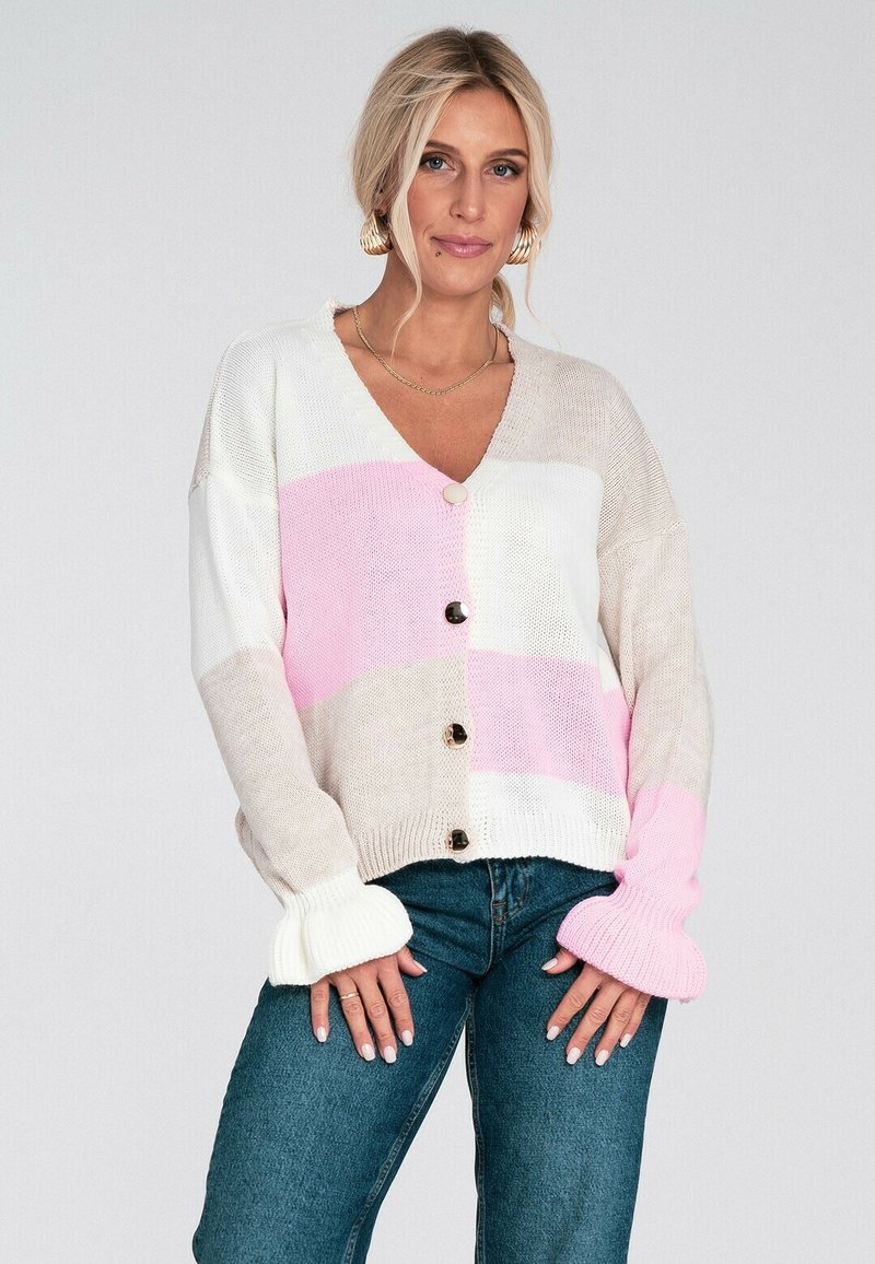 Sweter zapinany na guziki, z dekoltem w serek i ściągaczami na rękawach. Kolory to różowy, biały i beżowy w poziome paski.