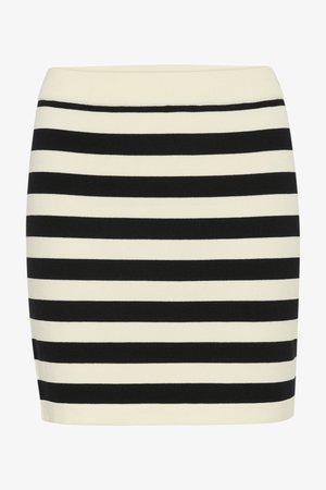 Črno-kremasto črtasta pletena krilo, oprijetega kroja, z rebrastim pasom. V vodoravni smeri se širine črt izmenjujejo za vizualno teksturo.