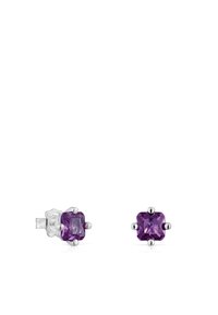Orecchini a bottone quadrati in gemma viola, montati in argento con quattro artigli metallici, superficie liscia, finitura lucida, che mettono in risalto un colore vibrante.