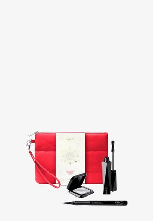 Pochette cosmetica rossa imbottita con manico, mascara nero, penna eyeliner e ombretto compatto, con una carta bianca decorativa.