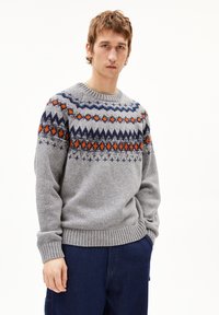 Grauer gestrickter Pullover mit mehrfarbigen geometrischen Mustern in Marineblau, Orange und Weiß. Mit einem gerippten Kragen und Bündchen.
