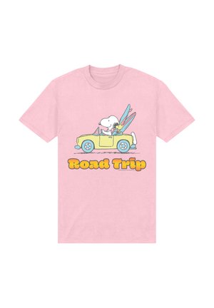 Pinkes T-Shirt mit Snoopy, der einen gelben Cabrio fährt, Woodstock als Beifahrer, und dem Text „Road Trip“ unter dem Auto.