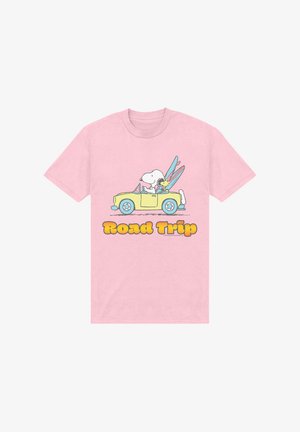 Pink t-shirt med Snoopy, der kører en gul kabriolet med Woodstock som passager, og teksten "Road Trip" under bilen.