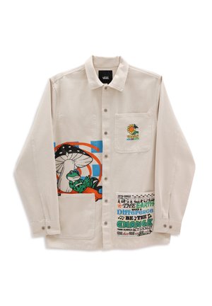 Hellbeiges Hemd mit Knöpfen, vorne mit farbenfrohem Frosch- und Pilzmotiv, Sonnenblumenlogo auf der Brusttasche und umweltfreundlichem Textpatch am unteren Saum.