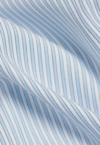 Tissu rayé bleu clair et blanc, présentant de fines rayures avec une texture lisse et une finition légèrement brillante. Le tissu tombe doucement.