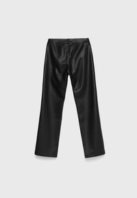 Zwarte faux leren wijde broek met een zachte textuur en strakke lijnen. Heeft een hoge tailleband en geen zichtbare hardware of patronen.