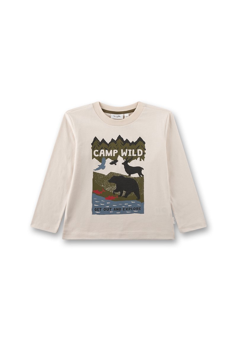 Longsleeve, crème Baumwoll-T-Shirt mit einem grafischen Design von Bergen, Tieren und dem Text "CAMP WILD" in erdigen Farben.