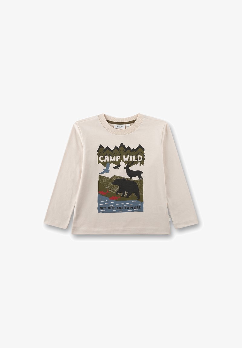 Longsleeve, crème Baumwoll-T-Shirt mit einem grafischen Design von Bergen, Tieren und dem Text "CAMP WILD" in erdigen Farben.