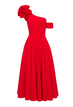 Czerwona sukienka na jedno ramię z dużym, zgromadzonym kwiatowym detalem na ramieniu, dopasowanym topem i rozkloszowanym, plisowanym dołem. Gładka faktura w całej sukience.